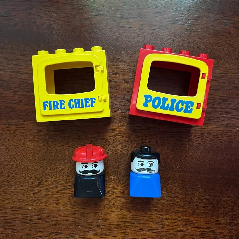 Duplo vintage fire and police pieces